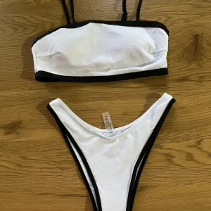 Skroz novi beli kupaći