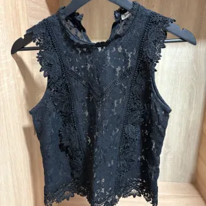 Čipkana Stradivarius majica