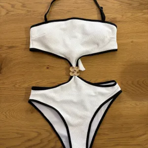 Jednodelni beli kupaći sa etiketom