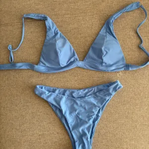 Plavi kupaći sa etiketom