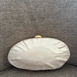 Večernja bela torbica sa etiketom