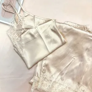 Satenska pidžama sa etiketom