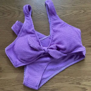 Skroz novi ljubičasti kupaći