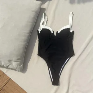 Crni kupaći sa etiketom