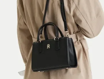 Tommy Hilfiger crna torbica sa etiketom