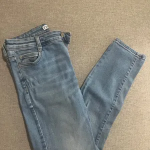 Zara farmerice slim model