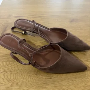 Reserved cipele skroz nove