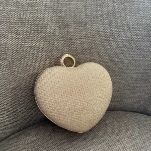 Torbica u obliku srca sa etiketom