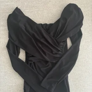 Crna bluza golih ramena NOVO