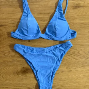 Plavi kupaći sa etiketom