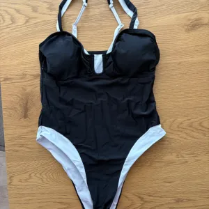 Viralni kupaći sa etiketom