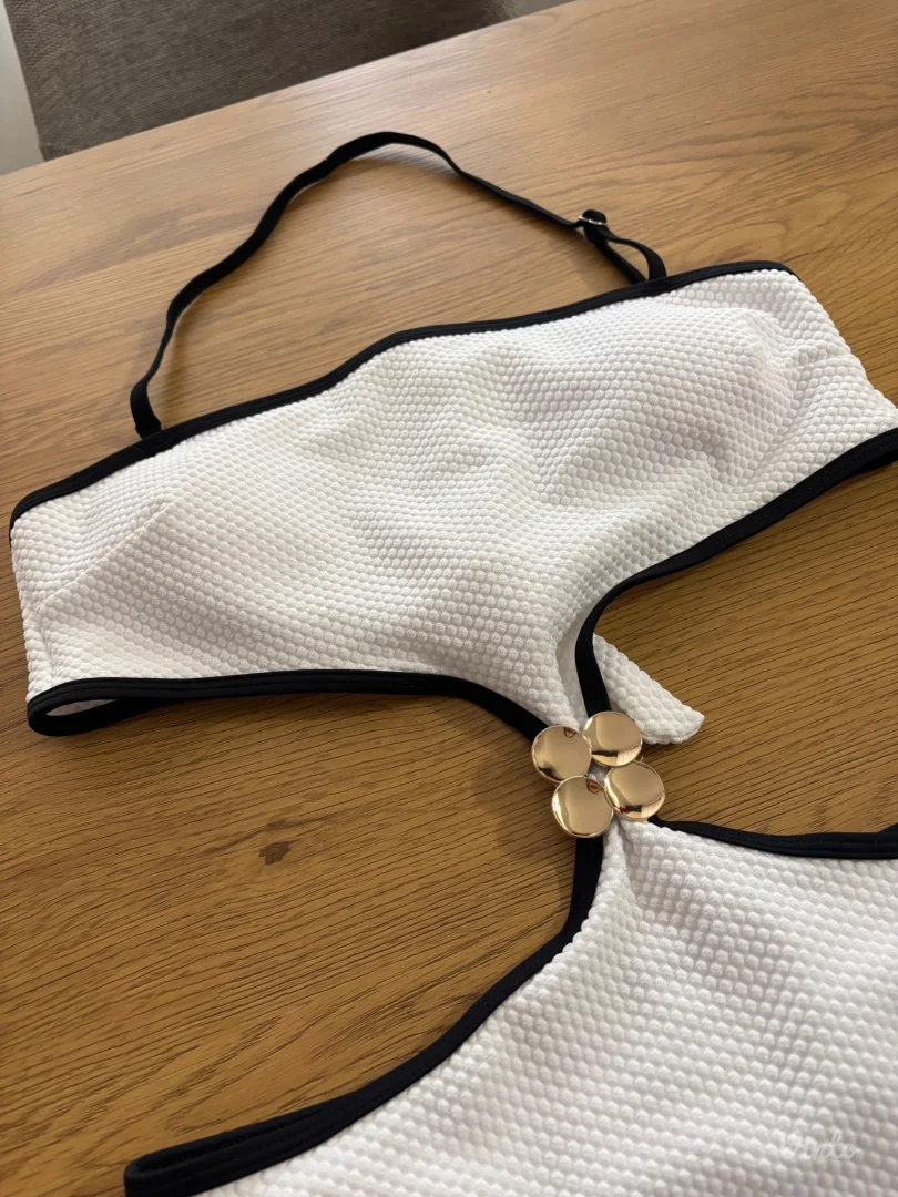 Jednodelni beli kupaći sa etiketom