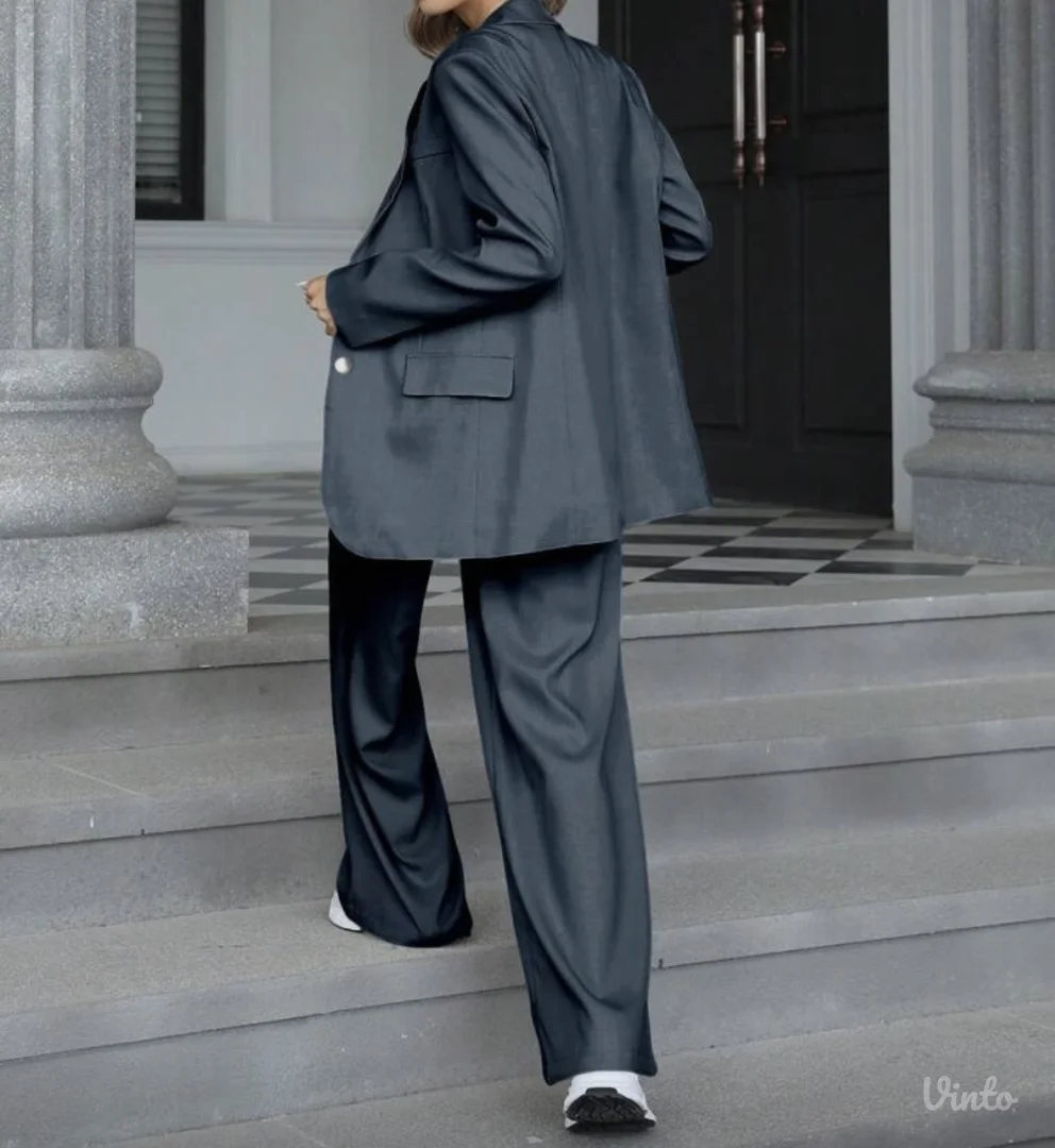 Žensko odelo sa etiketom