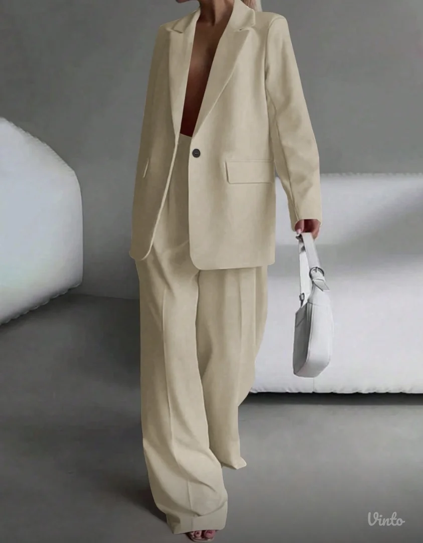 Žensko odelo sa etiketom