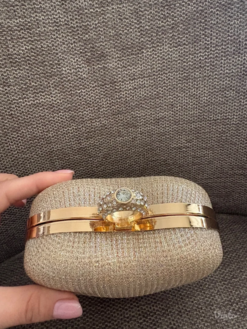 Torbica u obliku srca sa etiketom