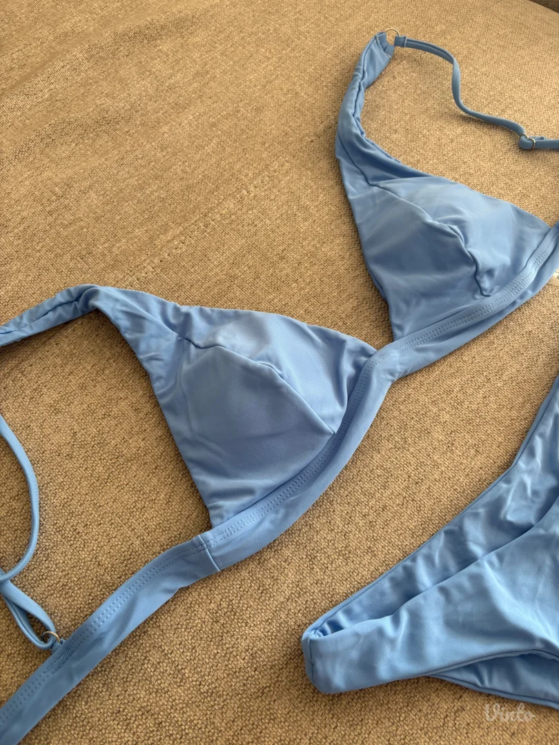 Plavi kupaći sa etiketom