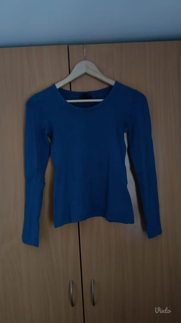 Plava majica na duge rukave