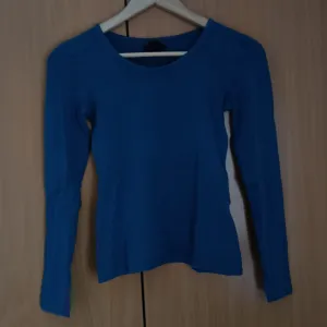 Plava majica na duge rukave