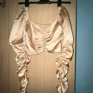 Zlatni elegantni top