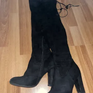 Crne čizme sa štiklom preko kolena