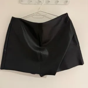 Zara kožni skort