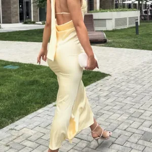 Žuta satenska duga haljina