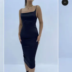 Crna satenska haljina, sa etiketom