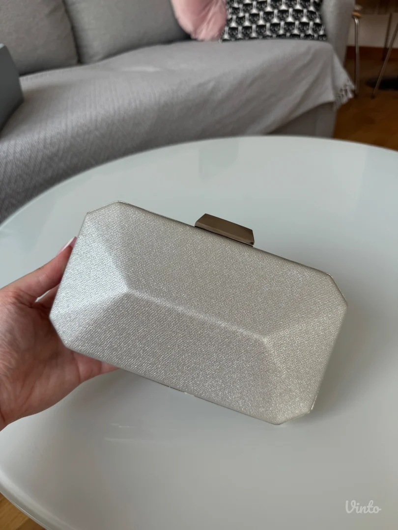 Elegantna srebrna torbica