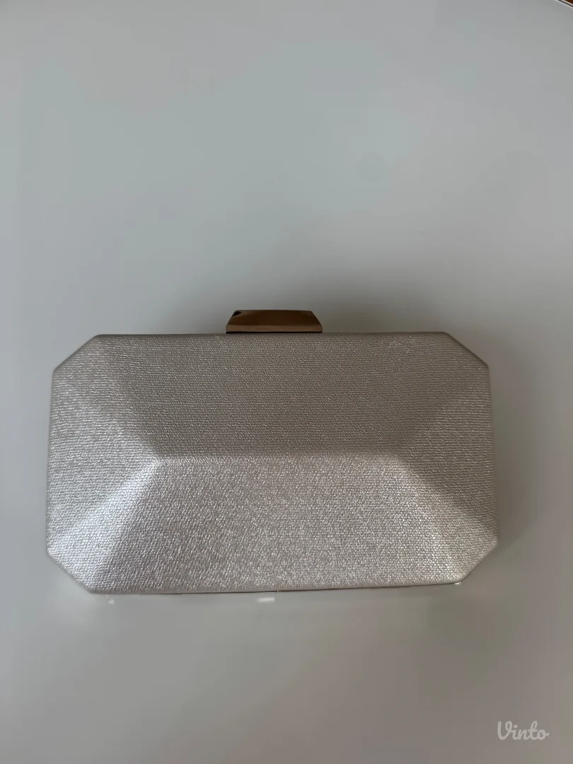 Elegantna srebrna torbica
