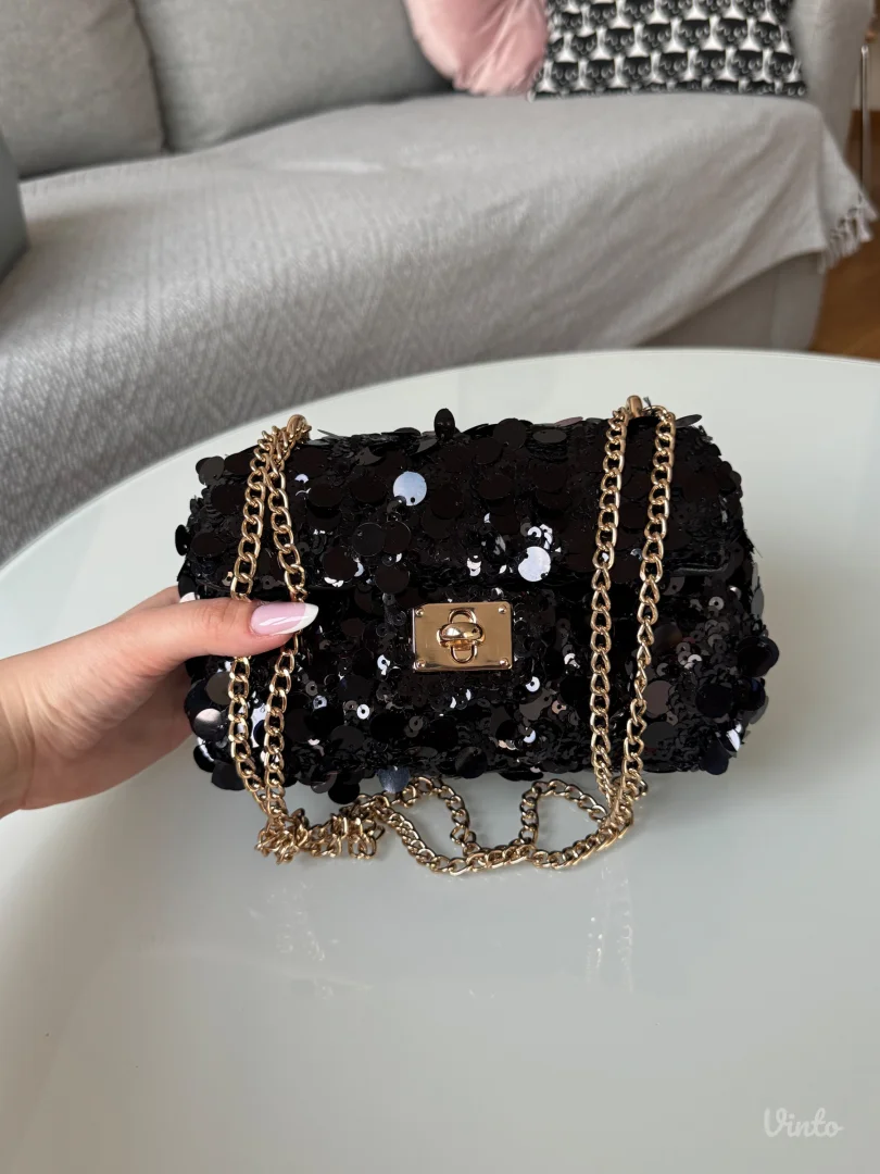 Elegantna crna torbica