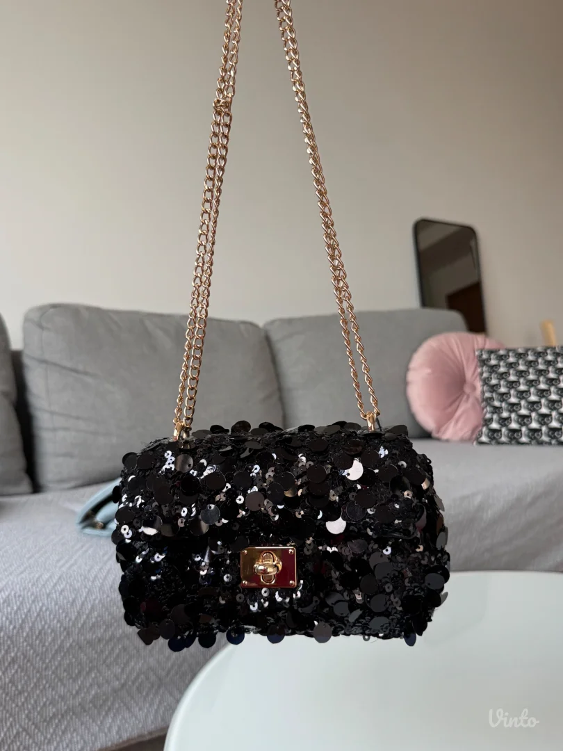 Elegantna crna torbica