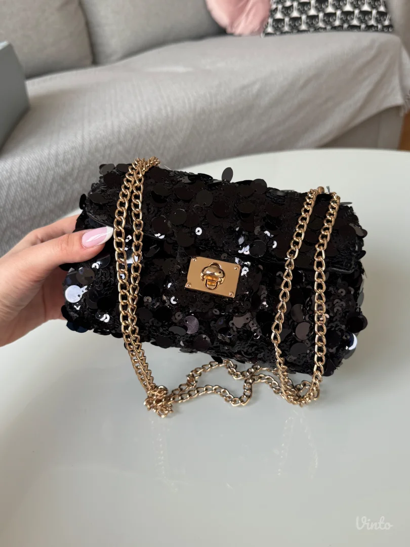 Elegantna crna torbica