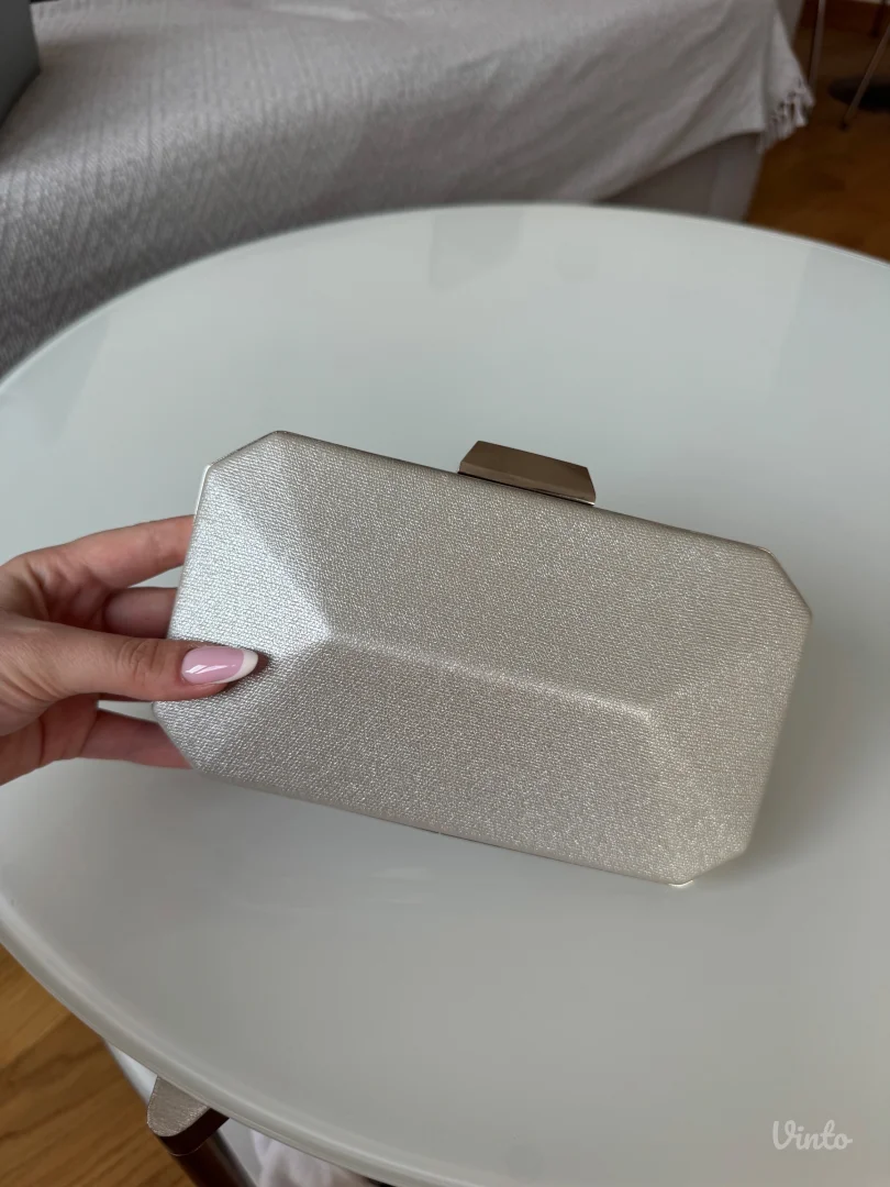 Elegantna srebrna torbica