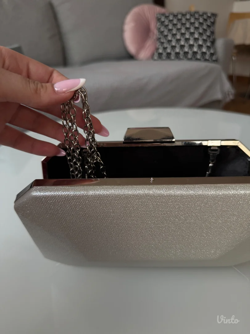 Elegantna srebrna torbica