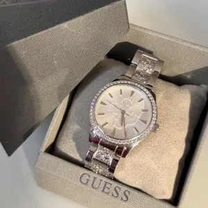 Guess srebrni sat