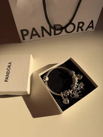Pandora narukvica sa privescima