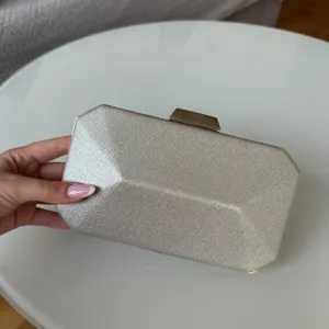 Elegantna srebrna torbica