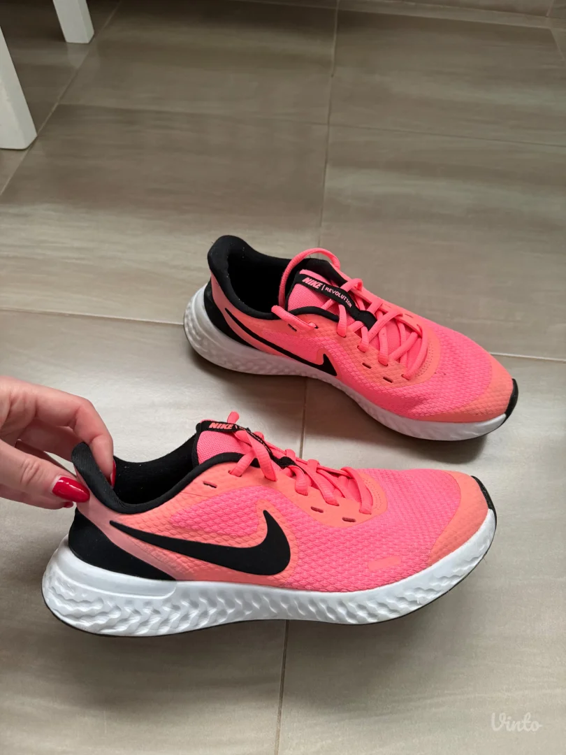 Nike Revolution patike za trening 38