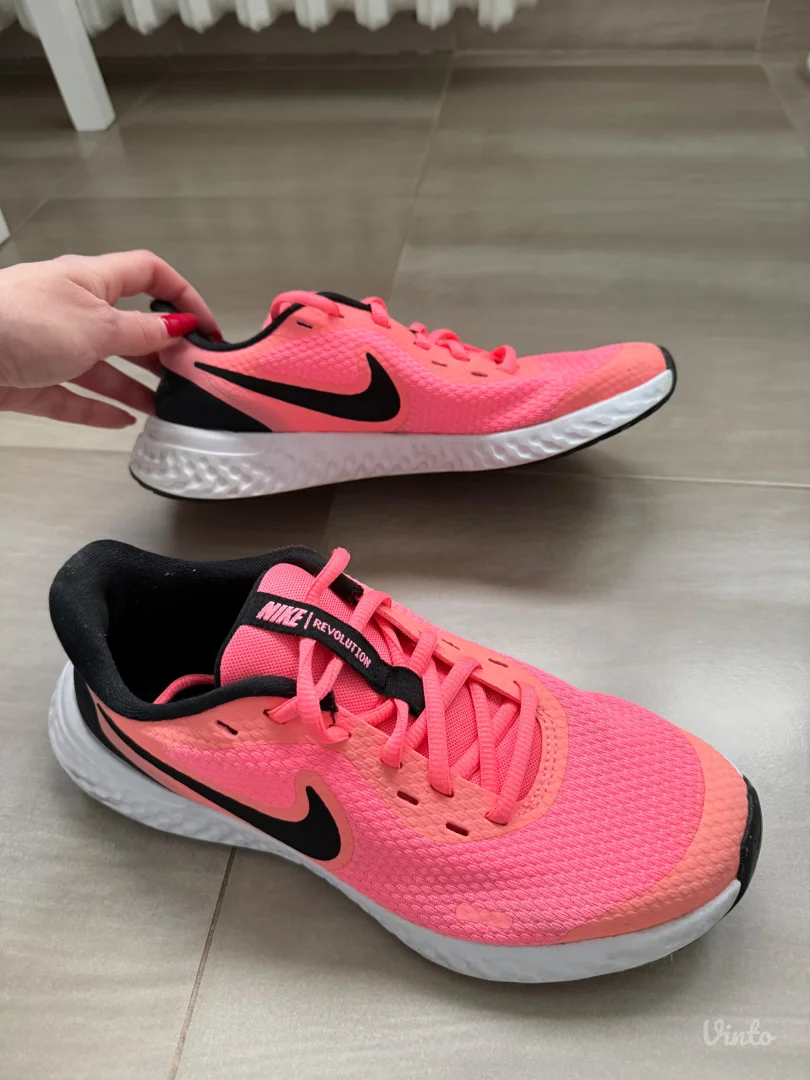 Nike Revolution patike za trening 38