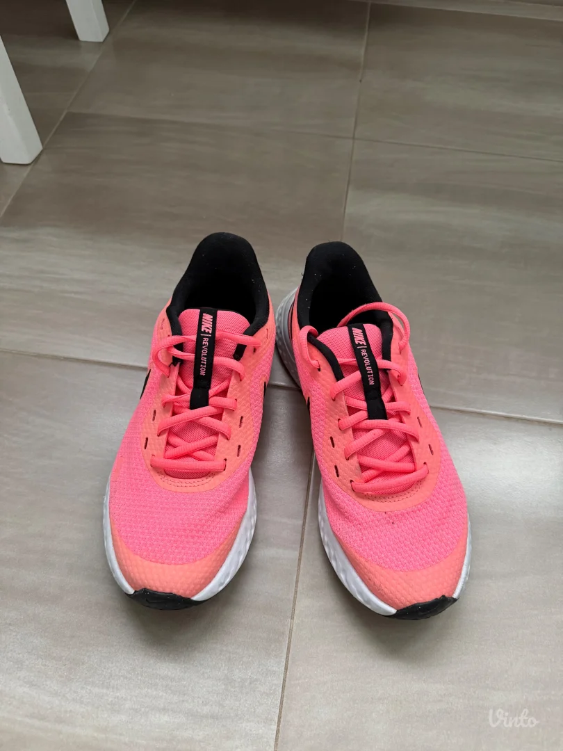 Nike Revolution patike za trening 38