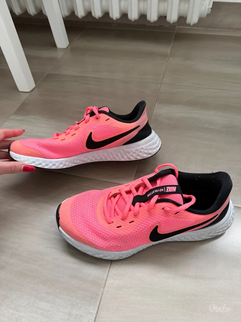 Nike Revolution patike za trening 38