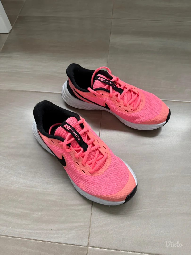 Nike Revolution patike za trening 38