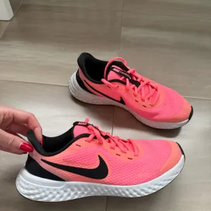 Nike Revolution patike za trening 38