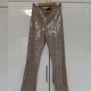 Zara pantalone sljokicave S