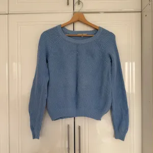 Nov nenošen dzemper S