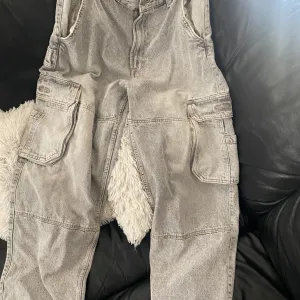 Bershka cargo pantalone