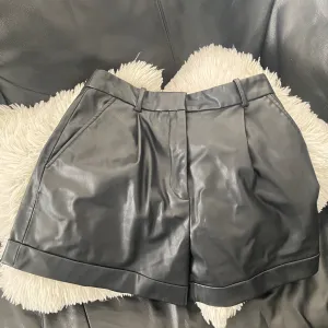 Zara - kožni crni šorc