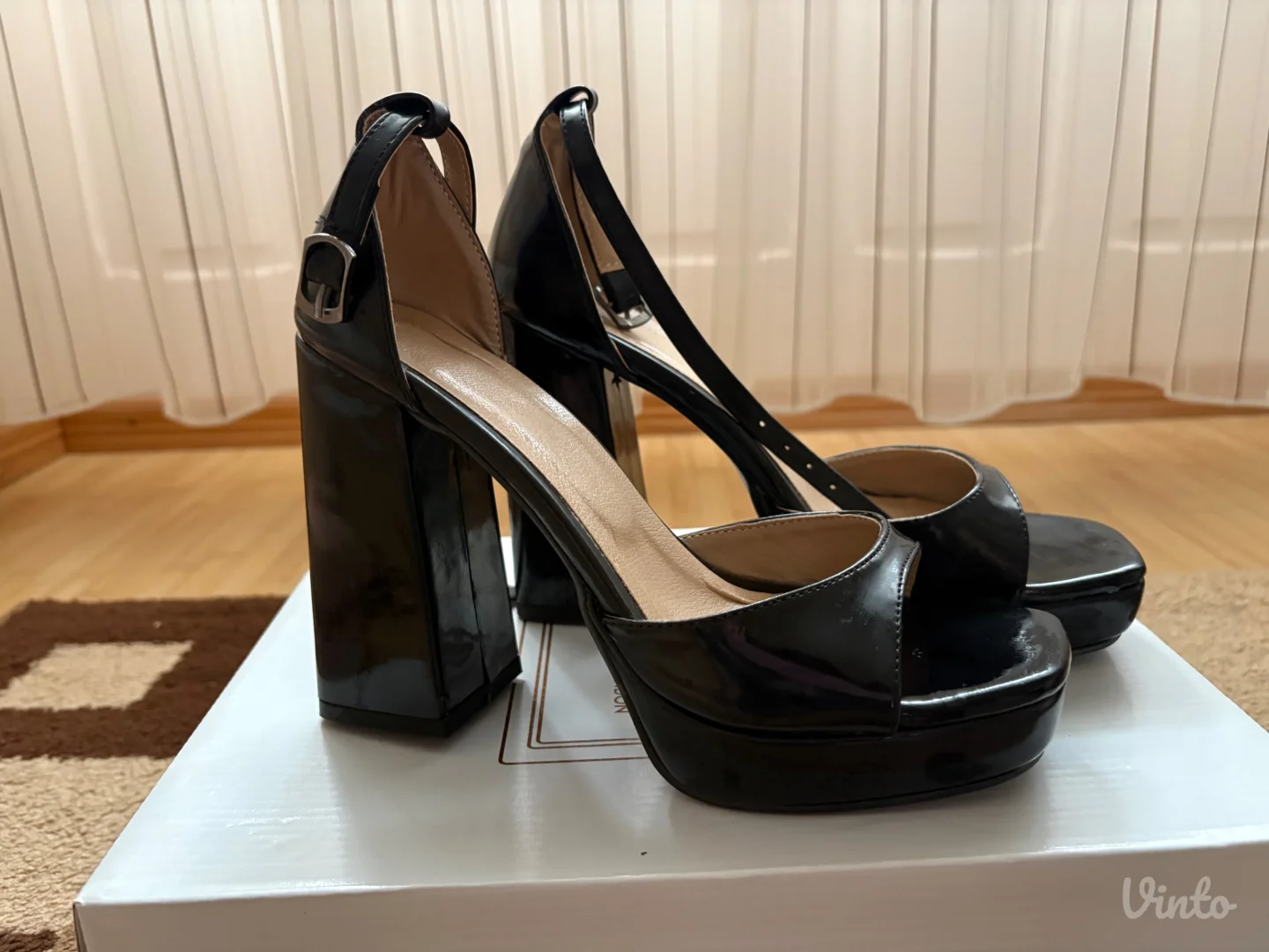 Crne ženske štikle