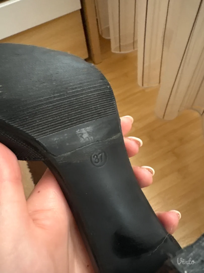 Crne ženske štikle