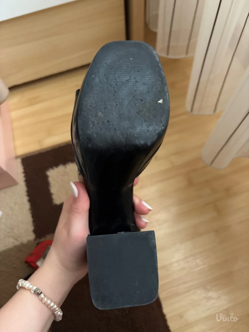 Crne ženske štikle